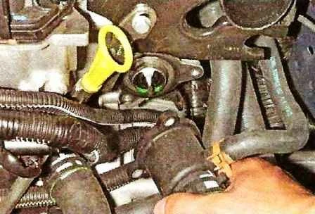 How to remove the thermostat and thermostat housing of a Nissan Almera car