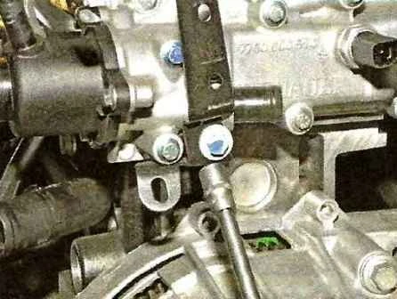 How to remove the thermostat and thermostat housing of a Nissan Almera car