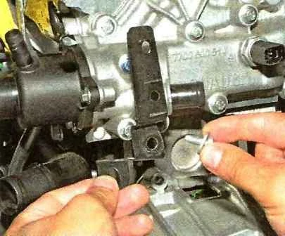How to remove the thermostat and thermostat housing of a Nissan Almera car