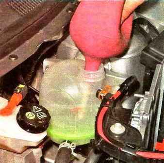 Reemplazo de la bomba y depósito de refrigerante Nissan Almera
