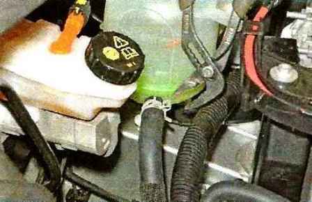 Reemplazo de la bomba y depósito de refrigerante Nissan Almera