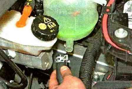Replacing the pump and coolant reservoir Nissan Almera