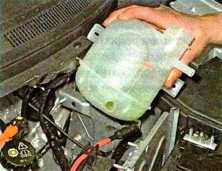 Replacing the pump and coolant reservoir Nissan Almera