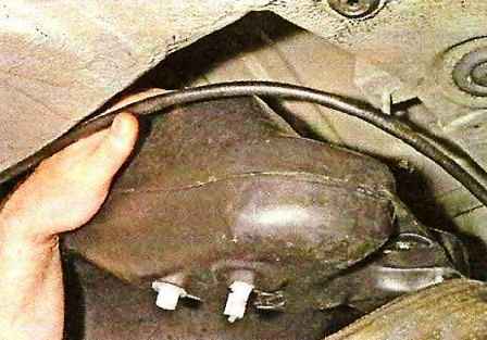 Como quitar el tanque de gasolina de un Nissan Almera