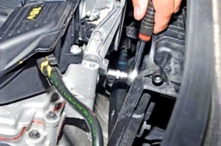 Removing the K4M Nissan Almera engine throttle assembly