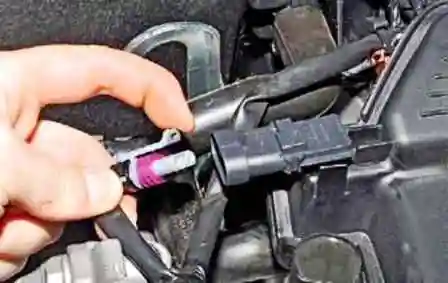 Removing the K4M engine receiver of a Nissan Almera car