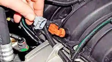 Removing the K4M engine receiver of a Nissan Almera car