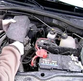 How to remove the thermostat and thermostat housing of a Nissan Almera car