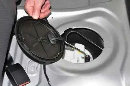 Как снять и разобрать топливный модуль автомобиля Ниссан Альмера