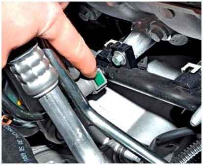 How to remove the fuel rail and injectors of a Nissan Almera