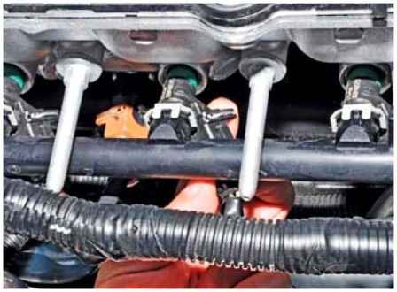 How to remove the fuel rail and injectors of a Nissan Almera