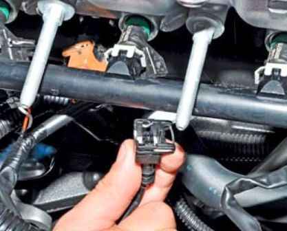 How to remove the fuel rail and injectors of a Nissan Almera