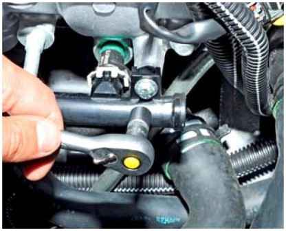 Como quitar riel de combustible e inyectores de un Nissan Almera