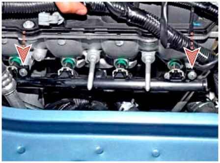 How to remove the fuel rail and injectors of a Nissan Almera