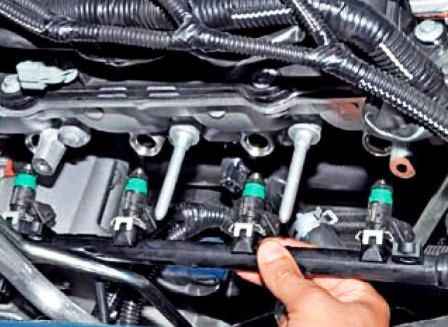 How to remove the fuel rail and injectors of a Nissan Almera