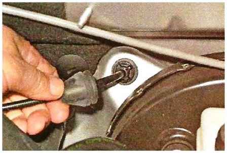 How to replace a throttle cable of a Nissan Almera