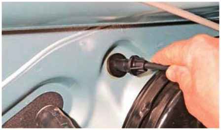 Как заменить трос газа автомобиля Ниссан Альмера
