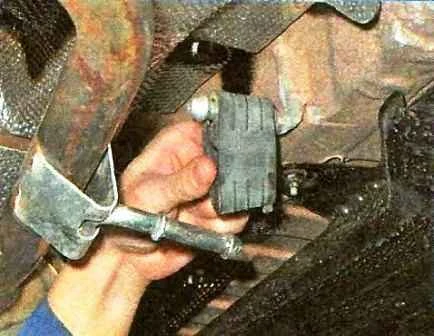 Cómo reemplazar las piezas del sistema de silenciador de Nissan Almera