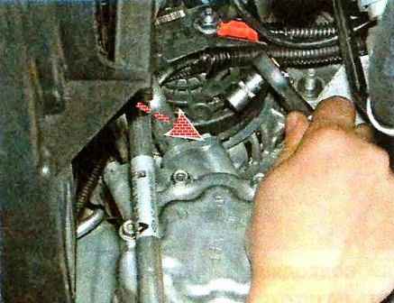 Как снять компрессор кондиционера автомобиля Ниссан Альмера