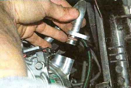 Як зняти компресор кондиціонера автомобіля Ніссан Альмера