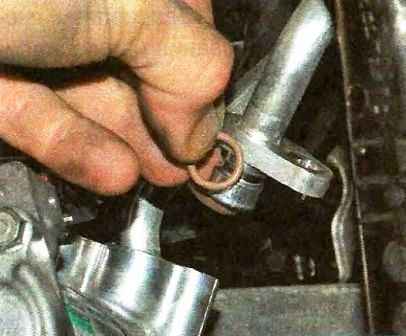 Как снять компрессор кондиционера автомобиля Ниссан Альмера