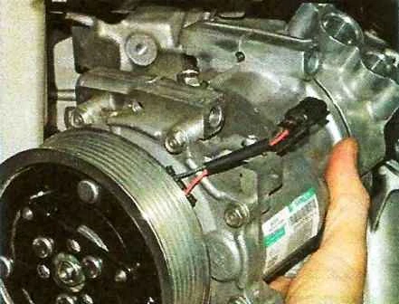 Cómo quitar el compresor del aire acondicionado Nissan Almera