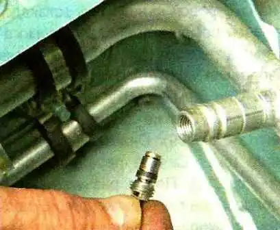 Cómo quitar el compresor del aire acondicionado Nissan Almera