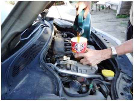 Checking and changing the oil in a Nissan Almera engine