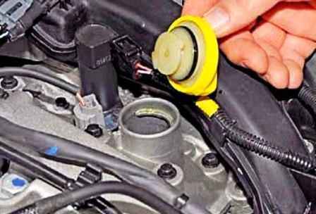 Checking and changing the oil in a Nissan Almera engine