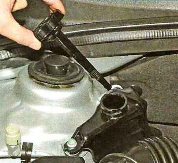 Removing the power steering pump Nissan Almera power steering