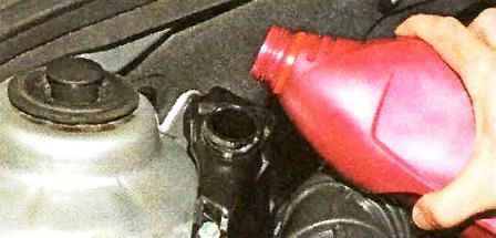 Extracción de la bomba de dirección asistida de un Nissan Almera