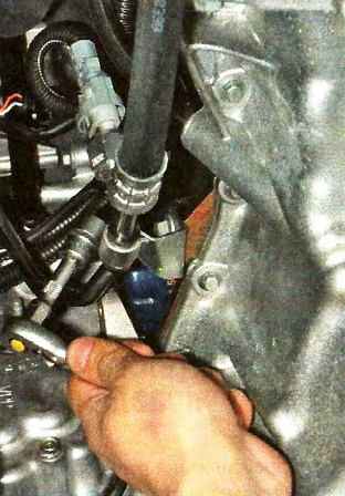 Removing the power steering pump of a Nissan Almera