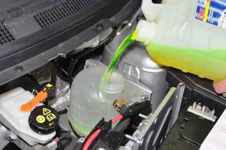 Проверка и замена охлаждающей жидкости двигателя Ниссан Альмера