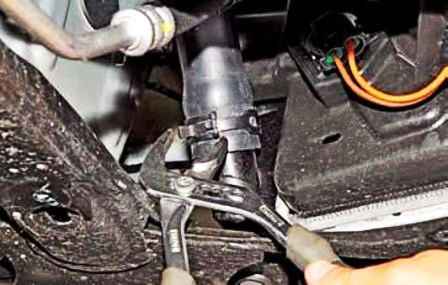 Checking and replacing engine coolant Nissan Almera