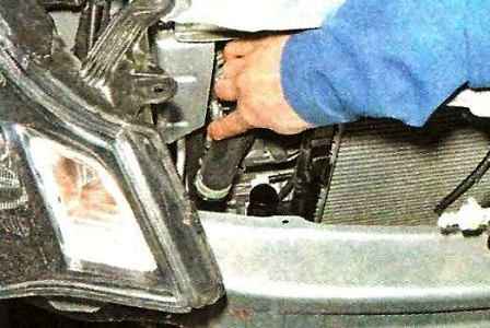 How to remove a Nissan Almera radiator
