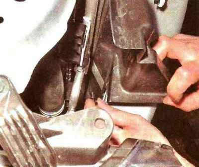 Cómo quitar el radiador del automóvil Nissan Almera