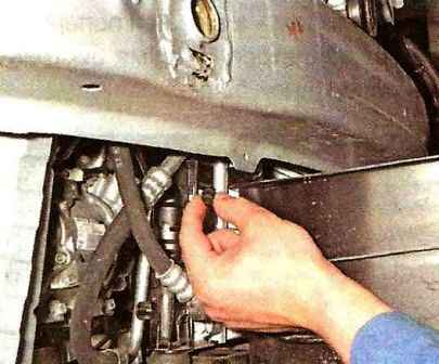Cómo quitar el radiador del automóvil Nissan Almera