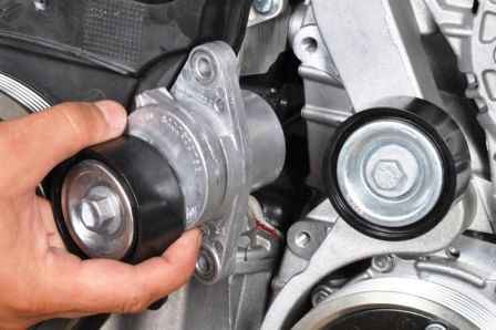 Replacing the belt auxiliary units Nissan Almera