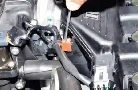 Removing the K4M engine receiver of a Nissan Almera car