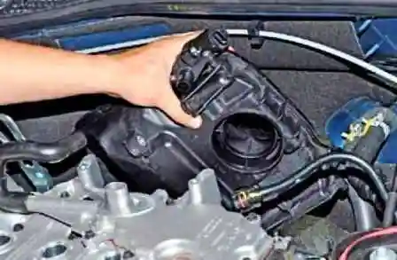 Removing the K4M engine receiver of a Nissan Almera car