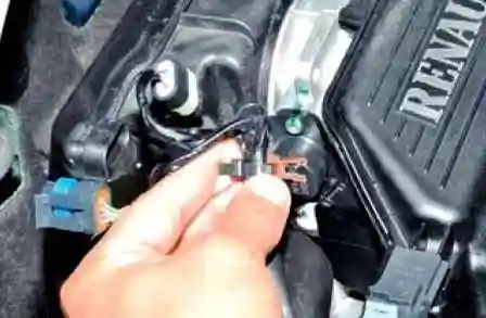 Removing the K4M engine receiver of a Nissan Almera car