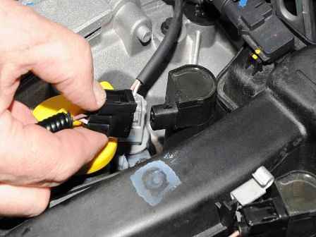 Removing the K4M engine receiver of a Nissan Almera car