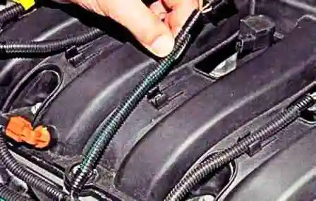 Removing the K4M engine receiver of a Nissan Almera car