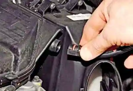 Removing the K4M engine receiver of a Nissan Almera car