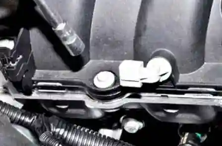 Removing the K4M engine receiver of a Nissan Almera car