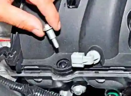 Removing the K4M engine receiver of a Nissan Almera car