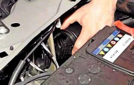 Cómo quitar el ventilador del radiador del automóvil Nissan Almera