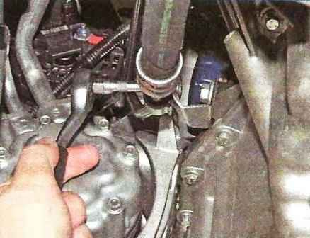 How to remove and install a Nissan Almera car engine
