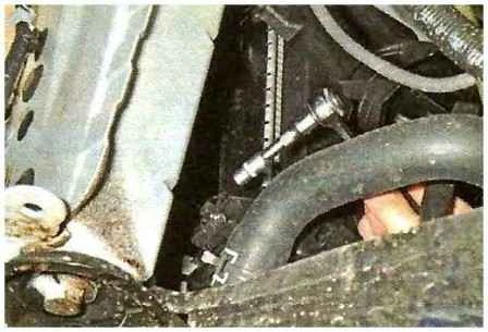 Cómo quitar el ventilador del radiador del automóvil Nissan Almera
