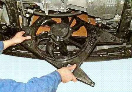 Cómo quitar el ventilador del radiador del automóvil Nissan Almera
